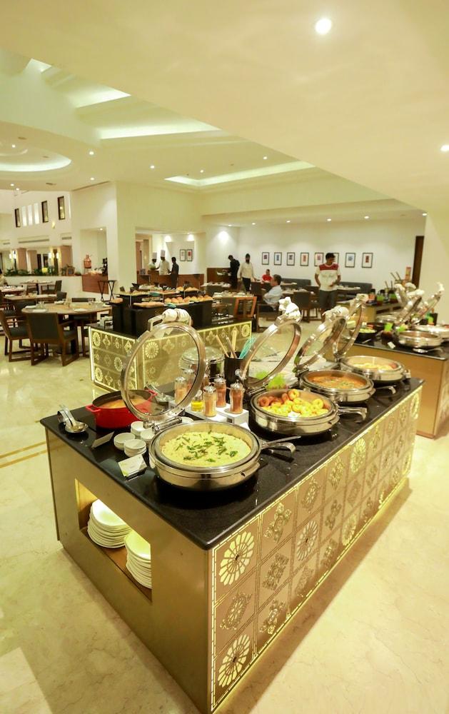 Greenpark Ченай Екстериор снимка A buffet at a hotel