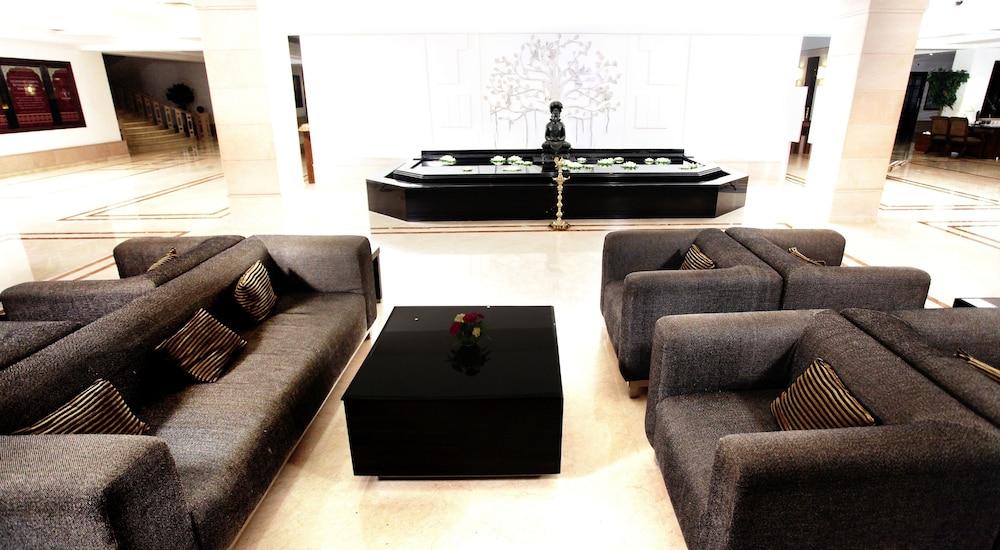 Greenpark Ченай Екстериор снимка Lobby
