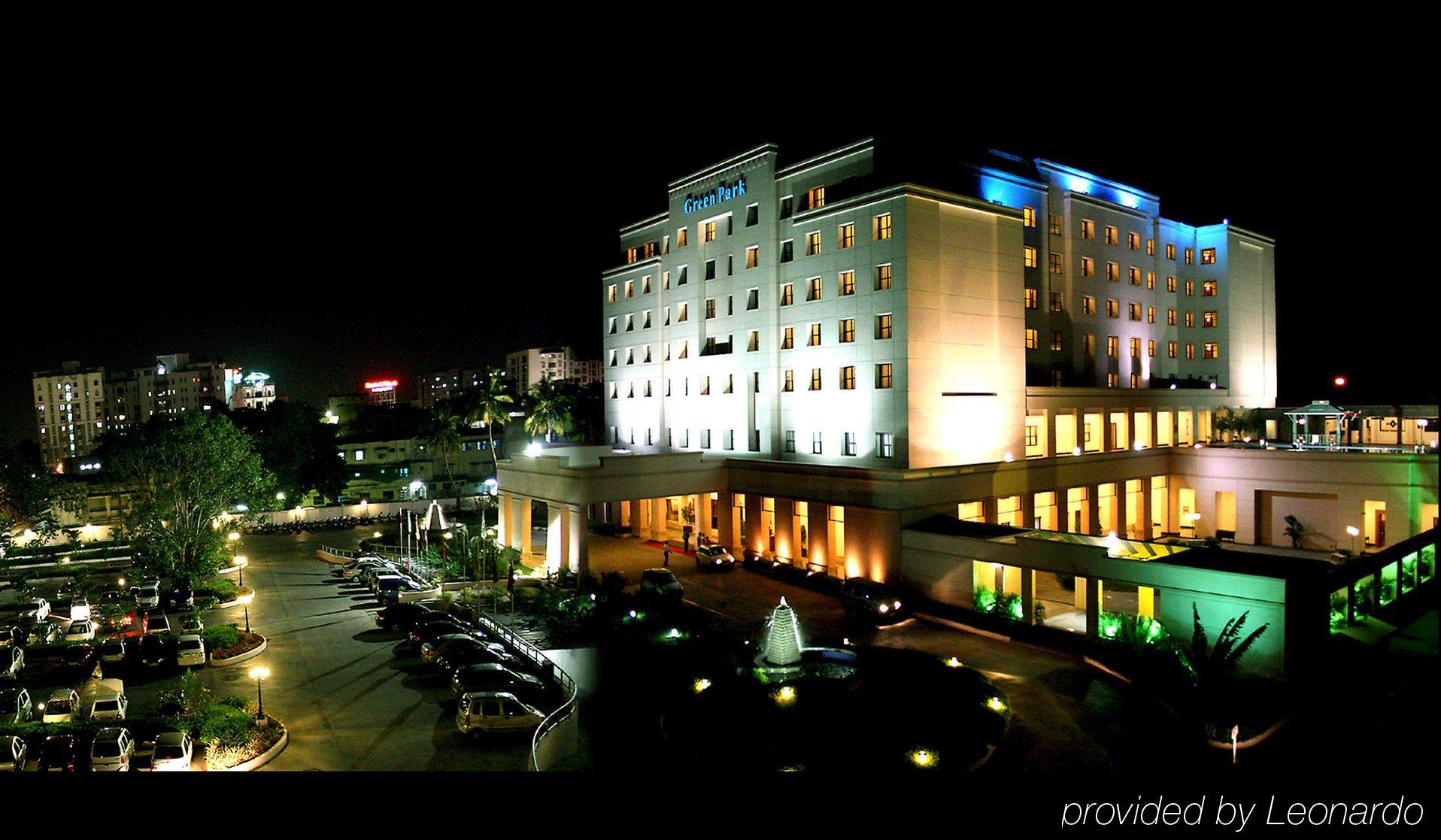 Greenpark Ченай Екстериор снимка The hotel at night