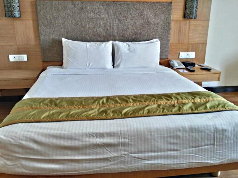 Greenpark Ченай Екстериор снимка A bed with a bed runner