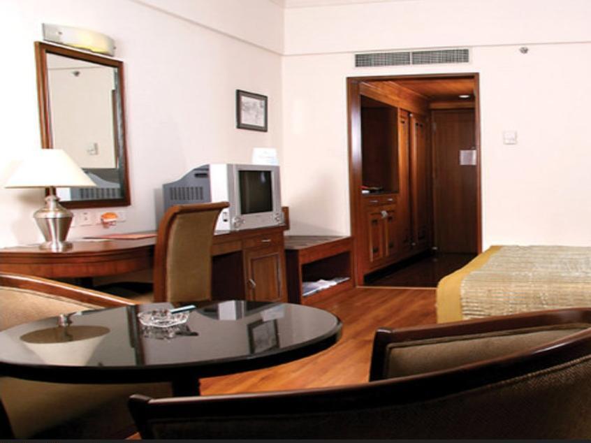 Greenpark Ченай Екстериор снимка A room at the hotel