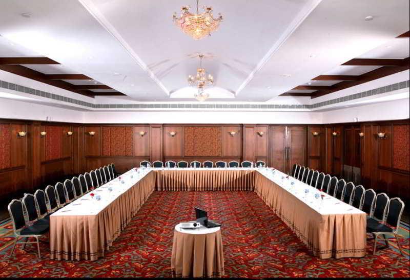 Greenpark Ченай Екстериор снимка A meeting room at a hotel