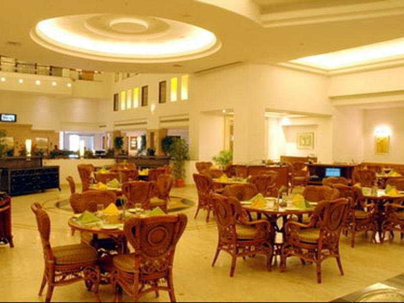 Greenpark Ченай Екстериор снимка The Grand Hotel