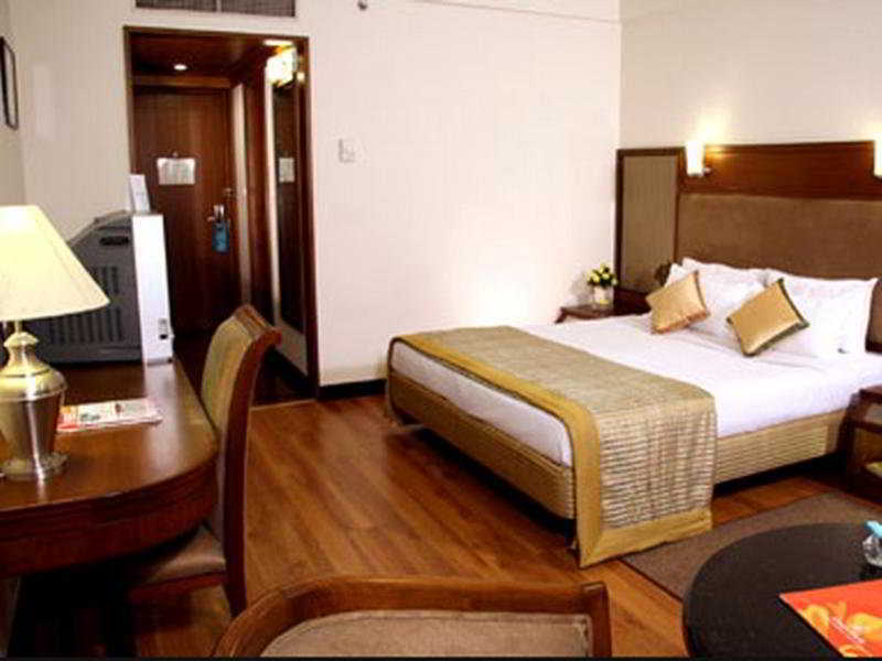 Greenpark Ченай Екстериор снимка A room at the Imperial