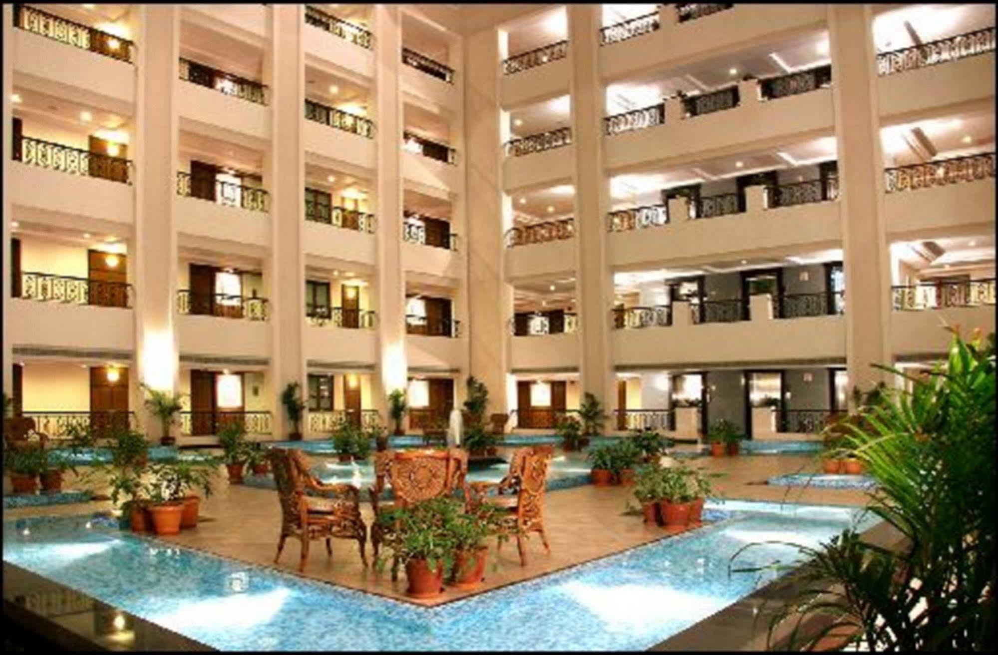 Greenpark Ченай Екстериор снимка The interior of the hotel