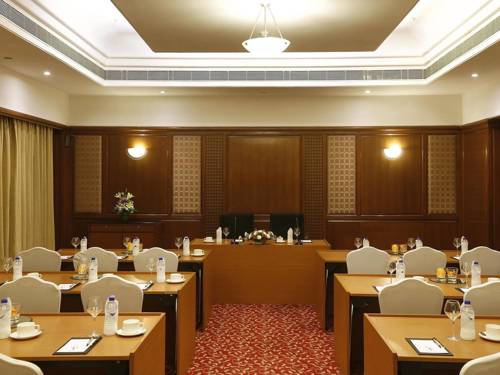Greenpark Ченай Екстериор снимка A meeting room at a hotel