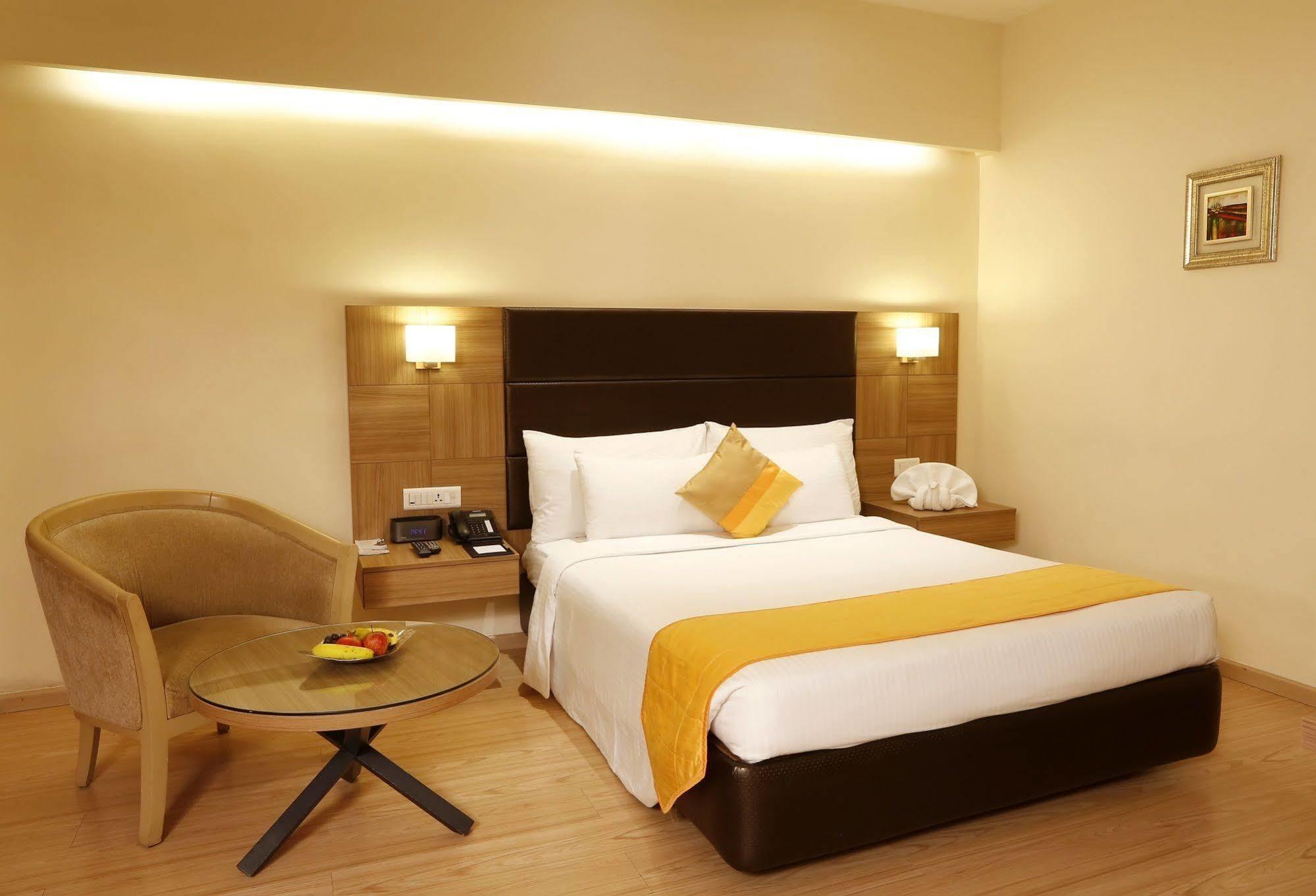 Greenpark Ченай Екстериор снимка A room at the hotel