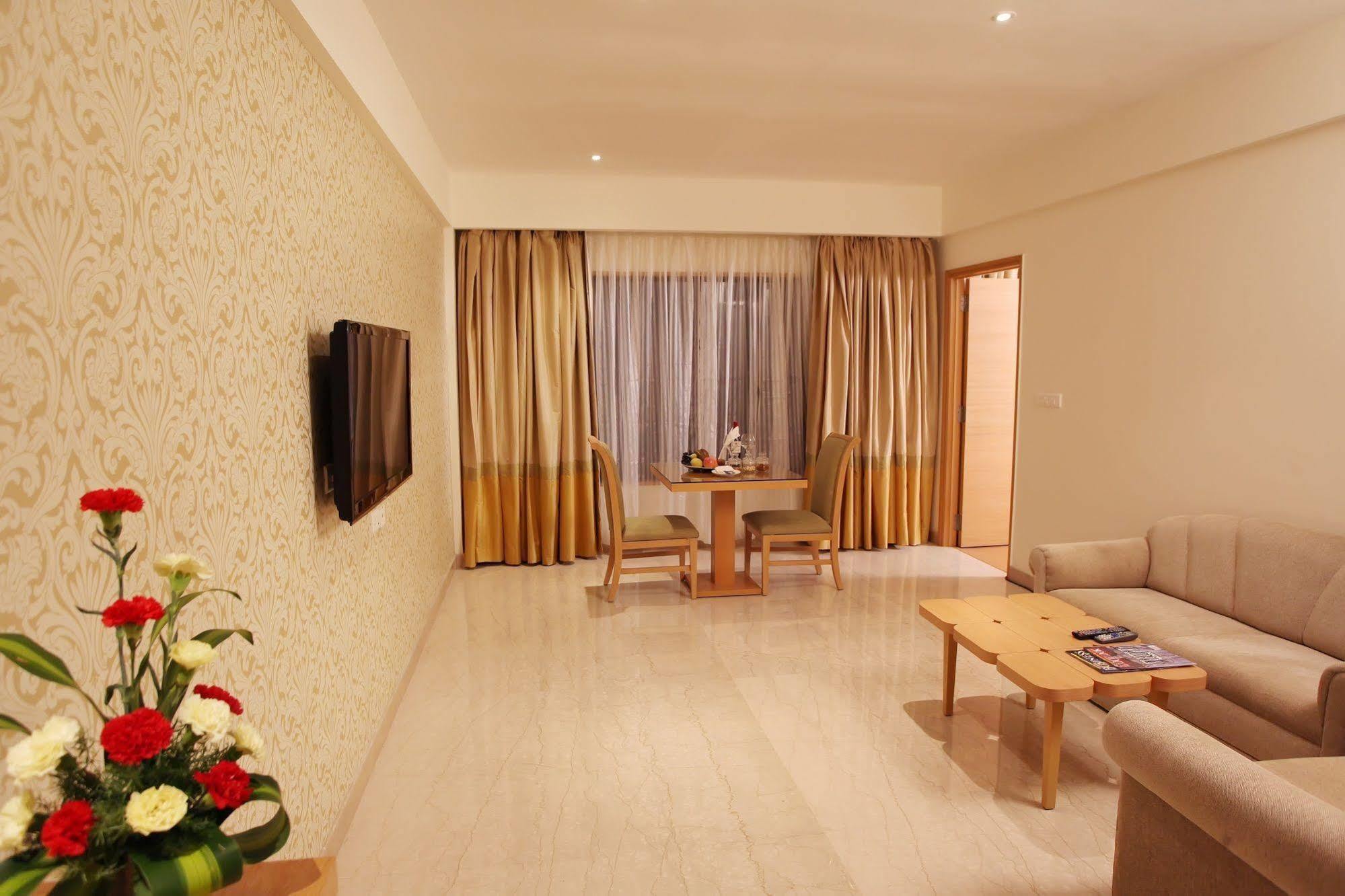 Greenpark Ченай Екстериор снимка A suite at the hotel