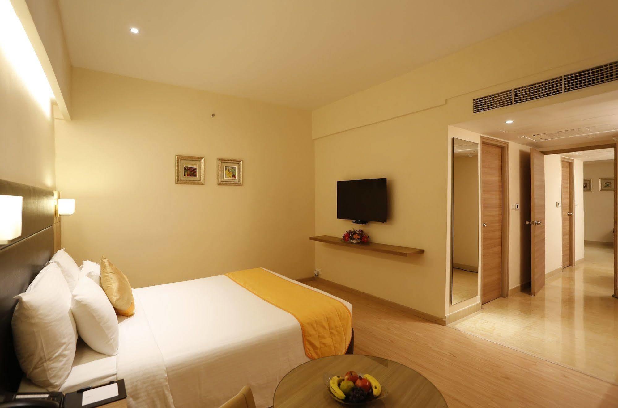 Greenpark Ченай Екстериор снимка A room at the hotel