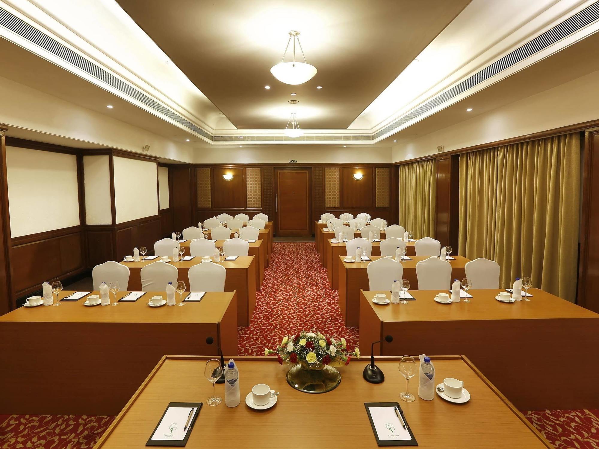 Greenpark Ченай Екстериор снимка Meeting room at the Taj Bengal