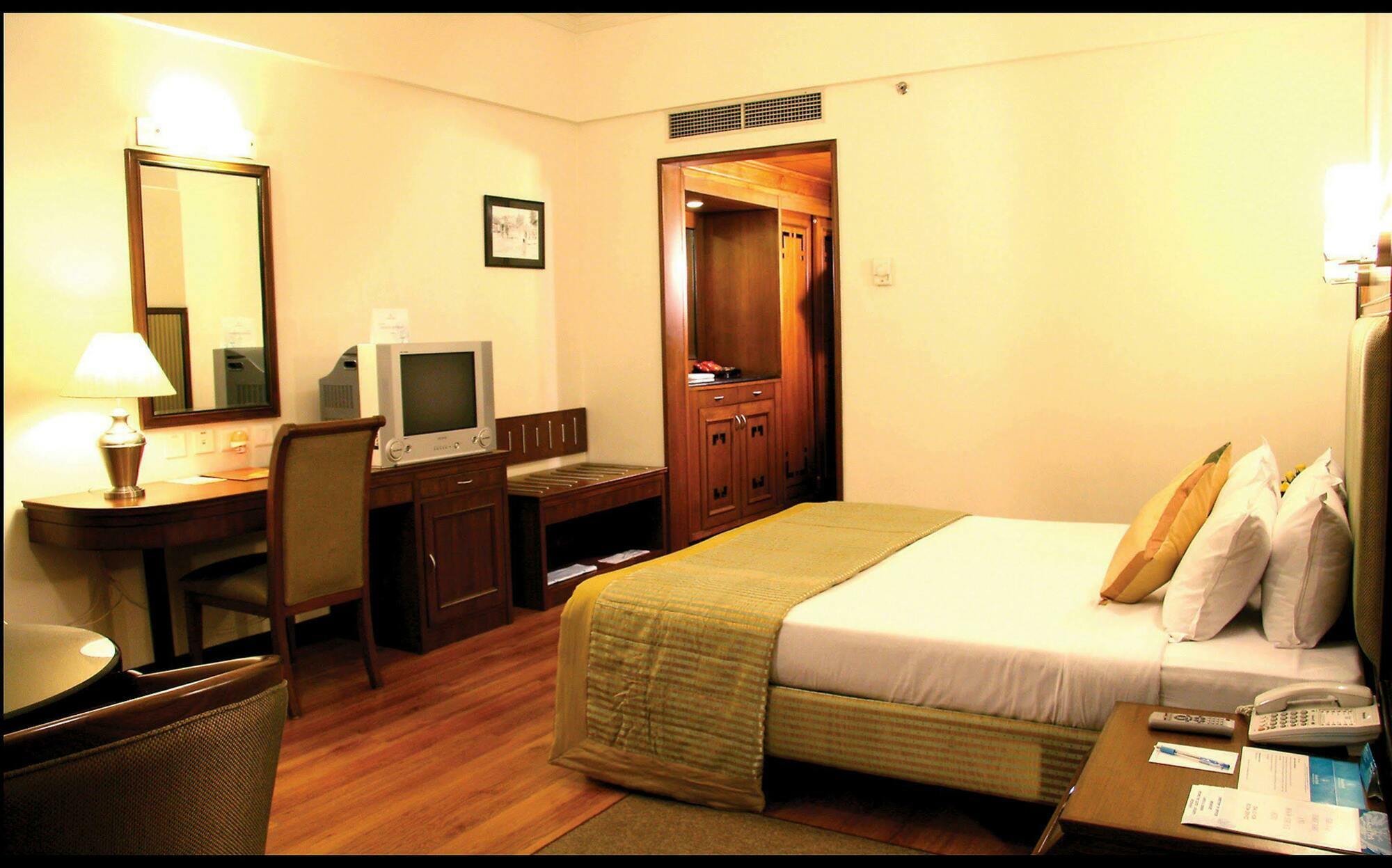 Greenpark Ченай Стая снимка A room at the Taj Bengal