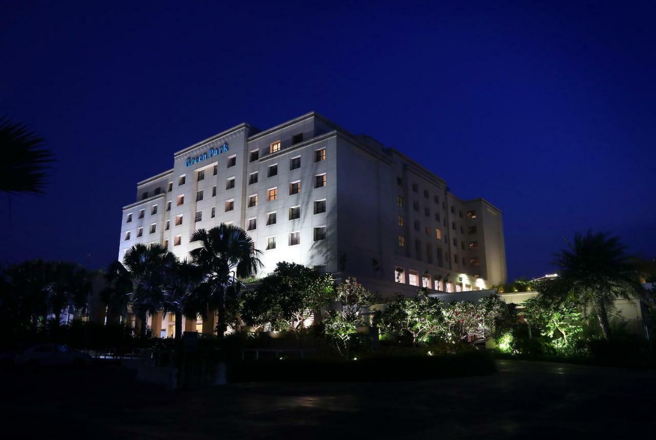 Greenpark Ченай Екстериор снимка The hotel at night
