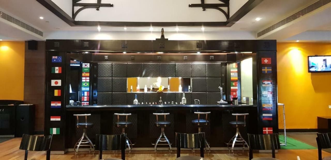 Greenpark Ченай Екстериор снимка A coffee bar in a coffee shop