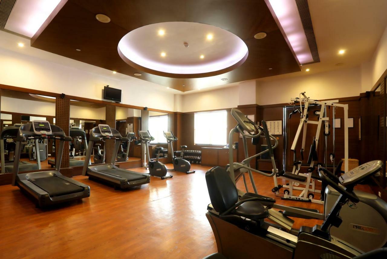 Greenpark Ченай Екстериор снимка A gym in a hotel