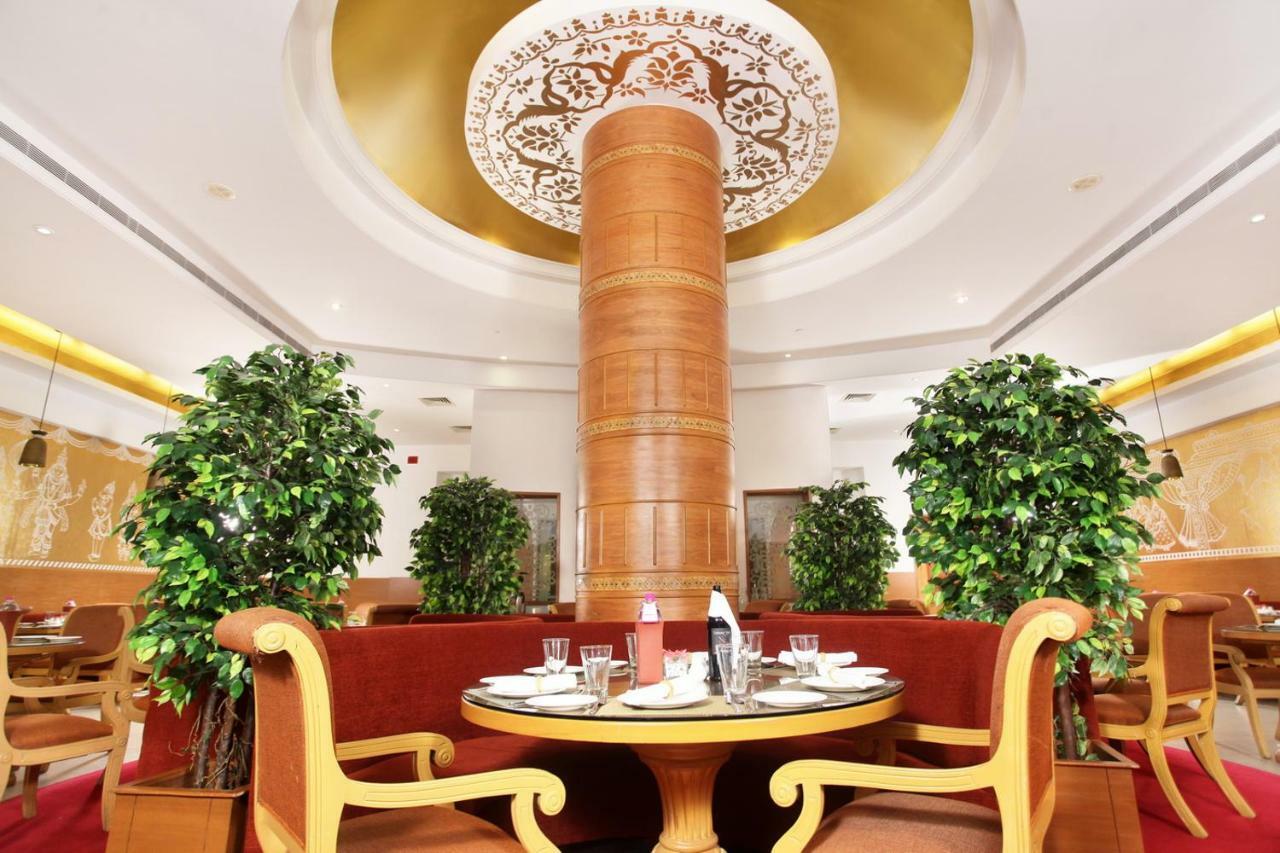 Greenpark Ченай Екстериор снимка The interior of the restaurant