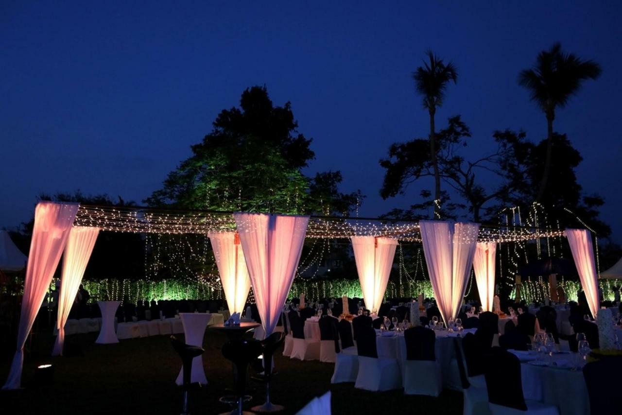 Greenpark Ченай Екстериор снимка A wedding reception at the Taj Bengal