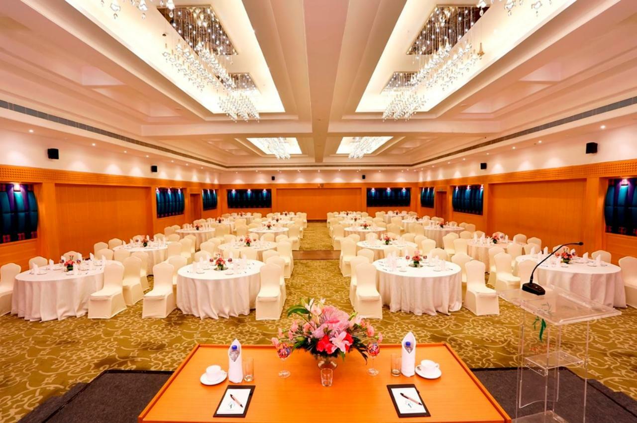 Greenpark Ченай Екстериор снимка The Royal Hall
