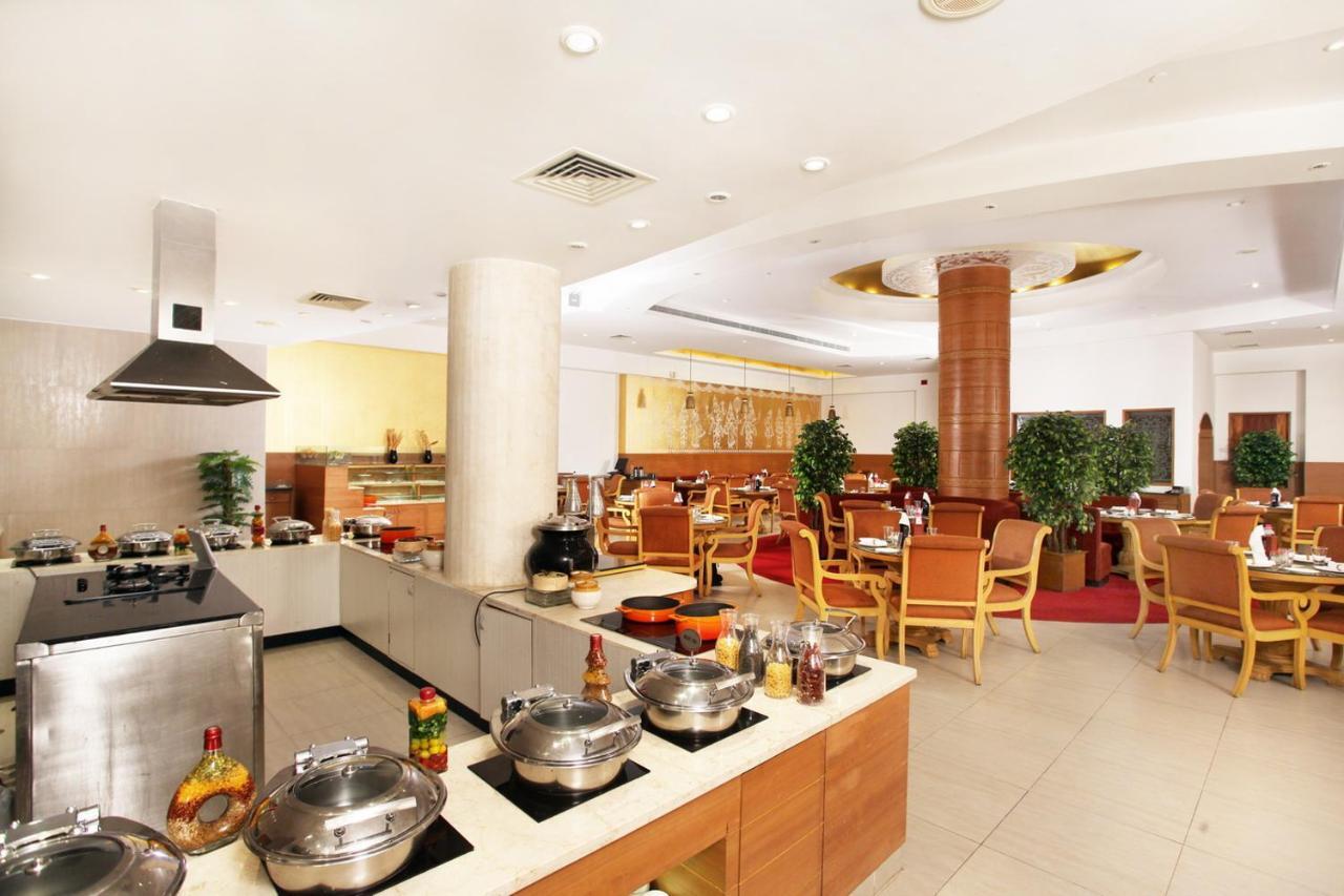 Greenpark Ченай Екстериор снимка The restaurant